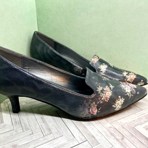 NWOT 8.5 pumps - Picture 2 of 4